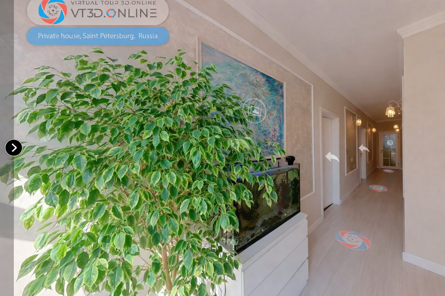 Virtual tour of a private house hallway