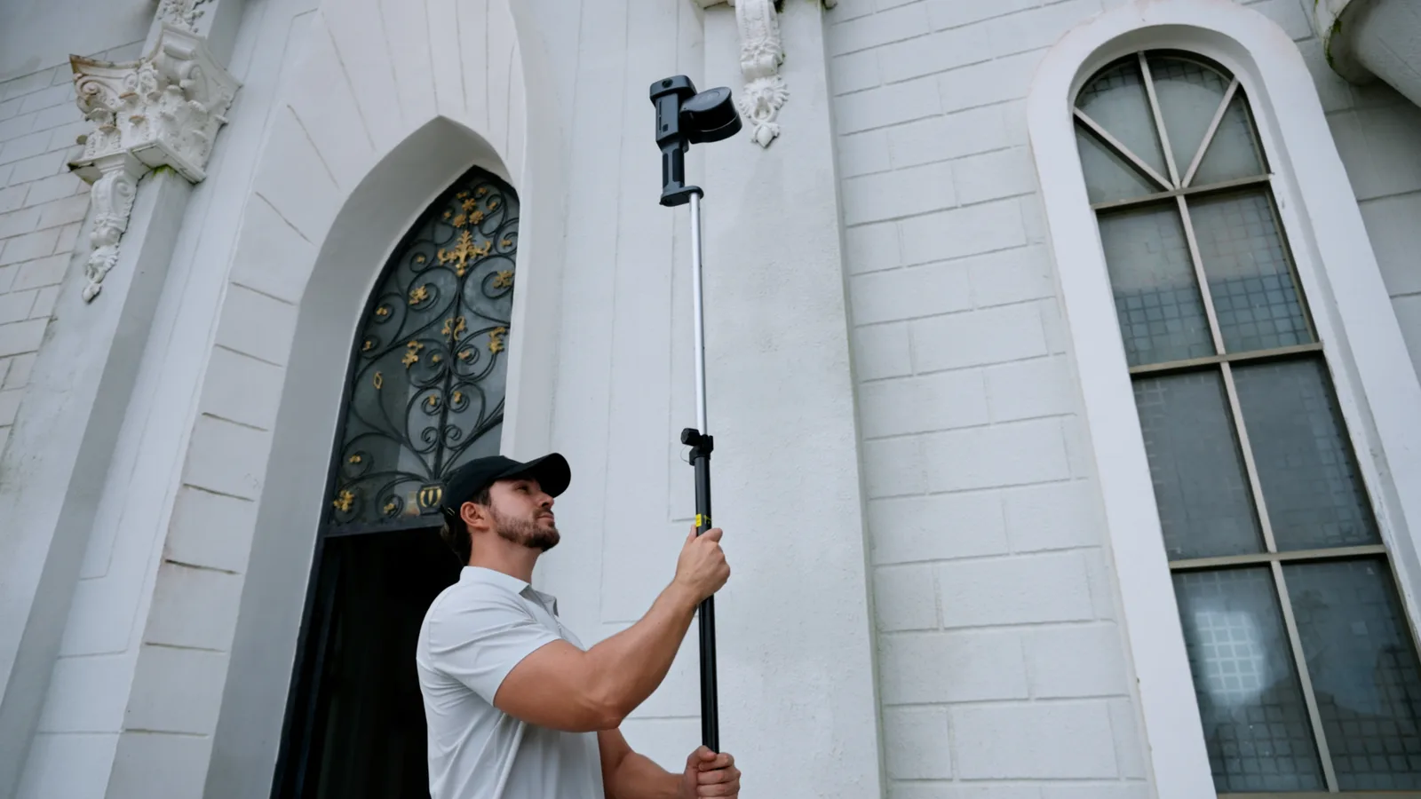 Lixel L3 raised on an extension pole to reach the upper part of a building facade